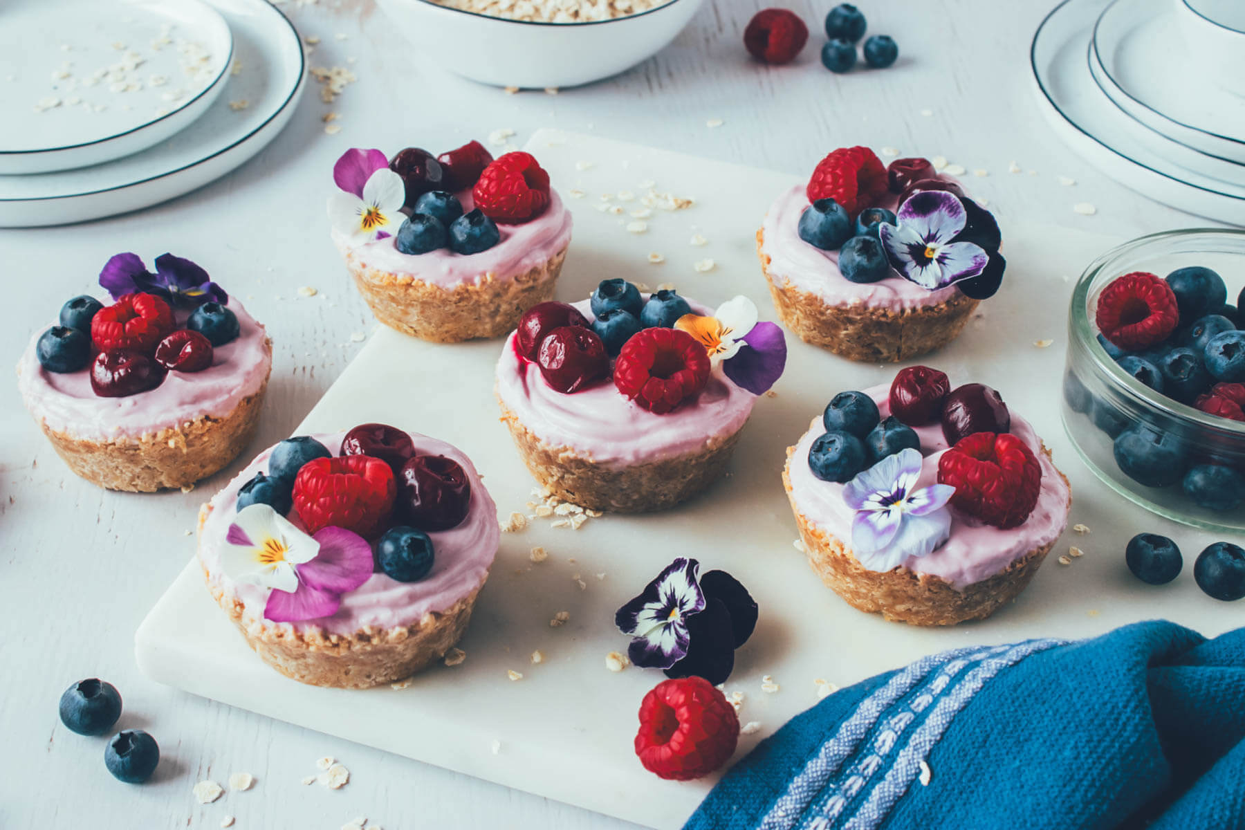 Frozen Cherry Yoghurt Müsli Cups leckere und einfache Sommersnacks